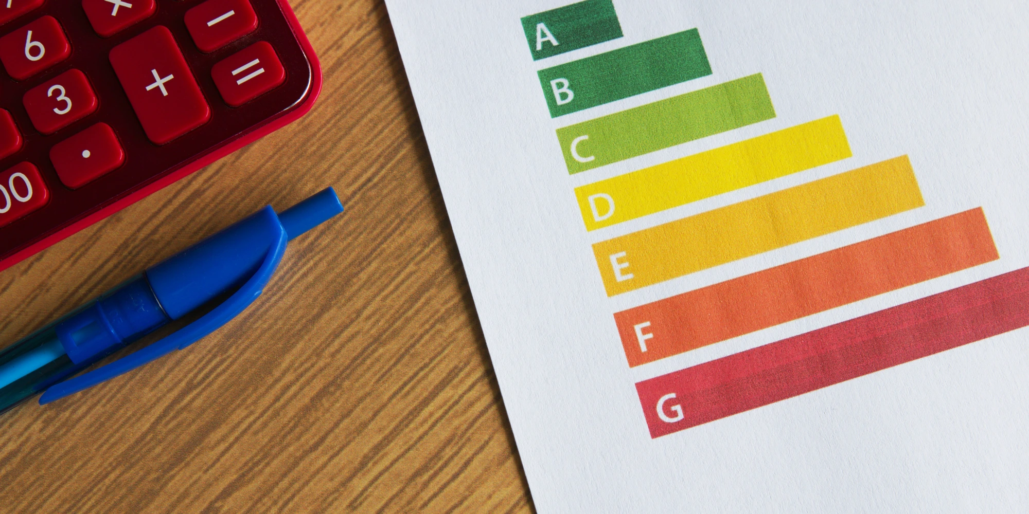 Technicien installant une pompe à chaleur extérieure