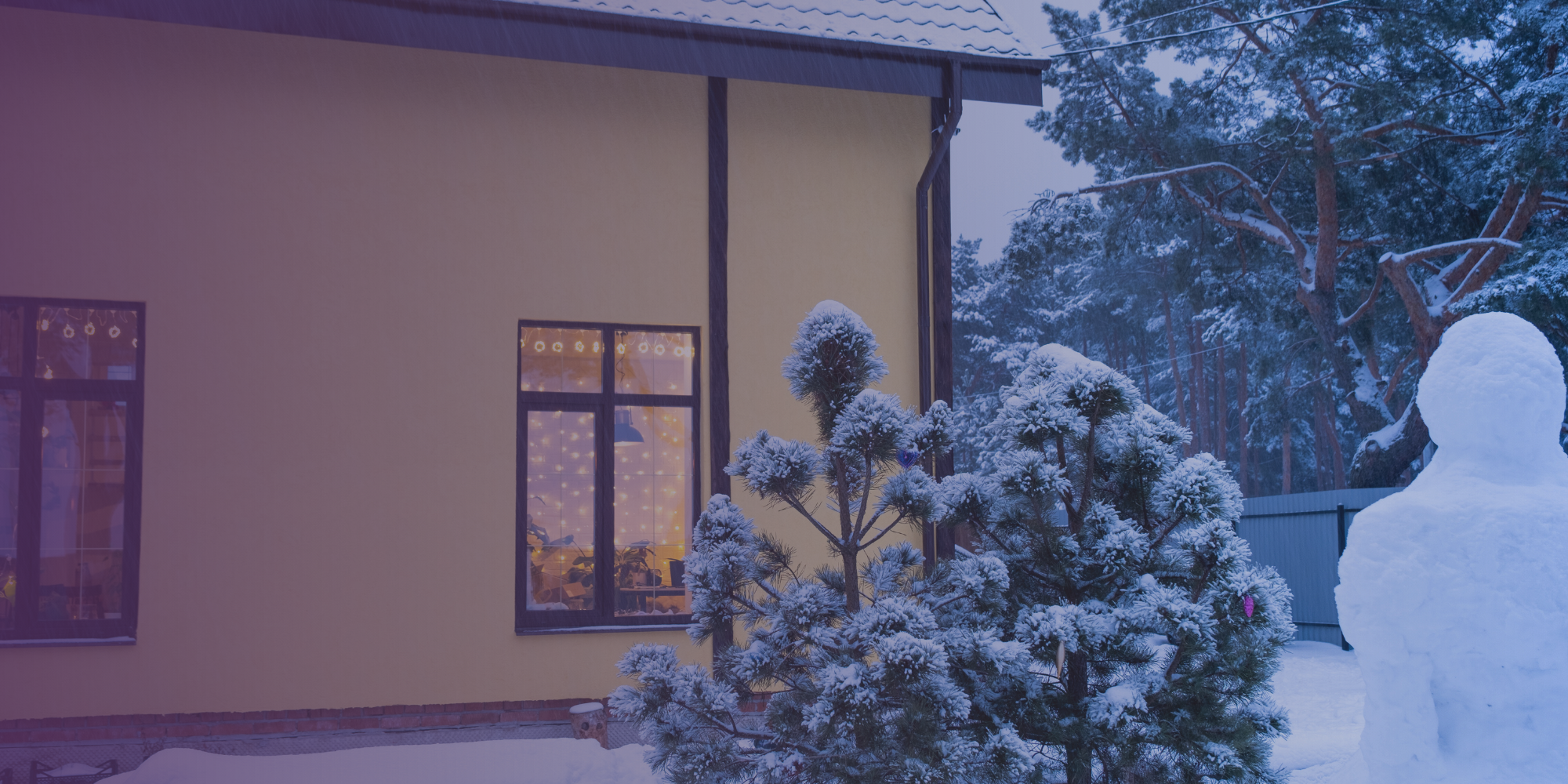 Toiture équipée de panneaux solaires en cours de déneigement