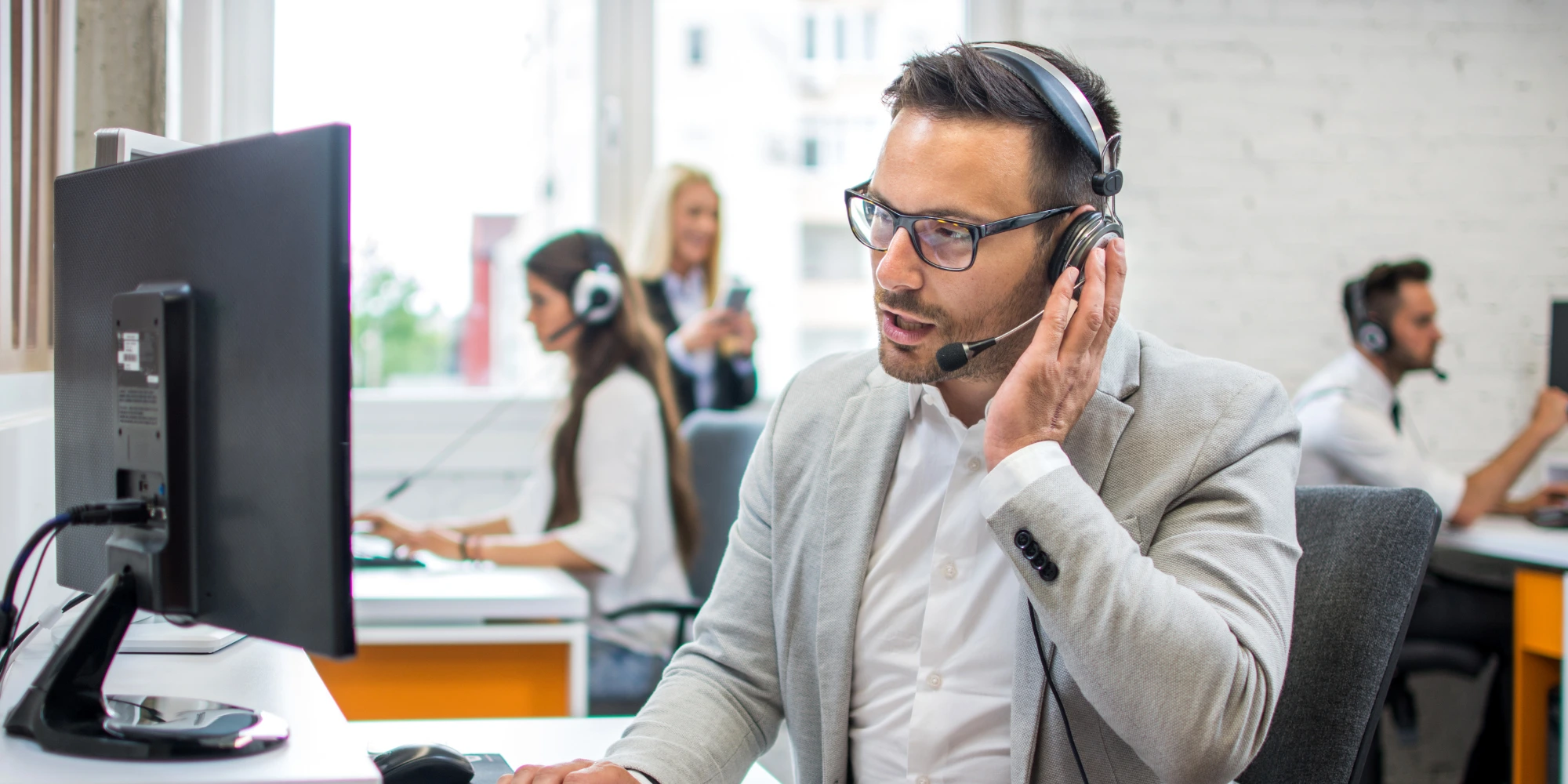 Technicien en support client répondant au téléphone