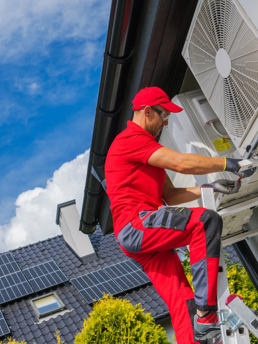 Technicien installant une PAC